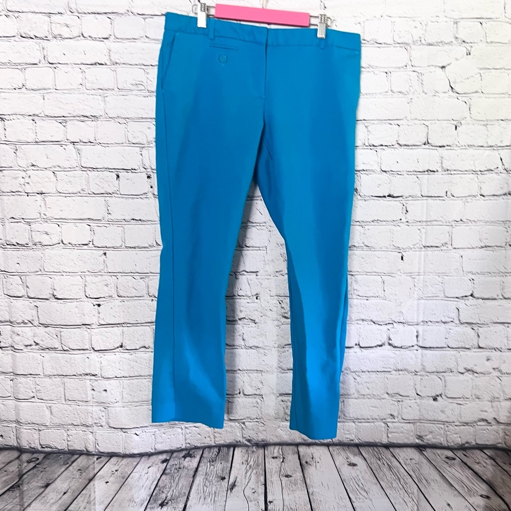 VAN HEUSEN Teal capris. Size 10